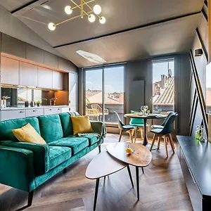 https://loft-en-ville-duplex-terrasse-coeur-historique-avec-vue.fr-provencehotel.com