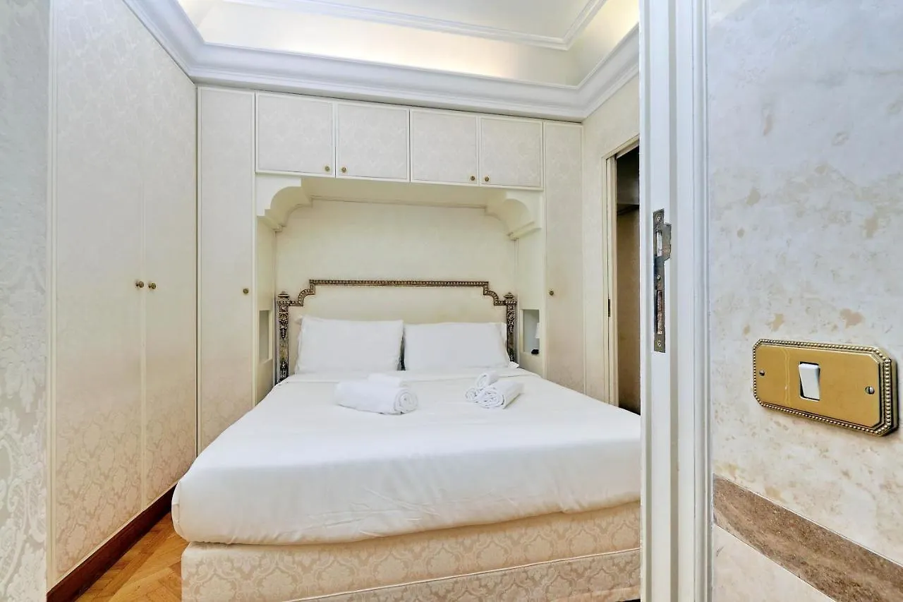 Elegant Apartment Nearby Trevi Fountain Rome 0*,  Italie